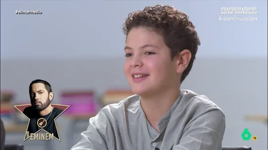 El enfado de Thais Villas con un joven que afirma que Eminem "es viejo": "¡Ya estamos con el edadismo!" El joven se atreve a interpretar el tema 'The Real Slim Shady' del rapero estadounidense. La reportera presume de conocer la canción, algo que lleva al chico a lanzar un dardo contra el cantante.