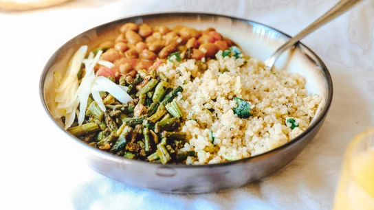 Plato con quinoa, garbanzos y verduras. Plato con quinoa, garbanzos y verduras.
