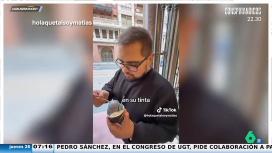La reacción de un joven al probar helado de bacalao al pil pil con chipirones en su tinta: "No puedo terminarlo" La reacción de un joven al probar helado de bacalao al pil pil con chipirones en su tinta: "No puedo terminarlo"