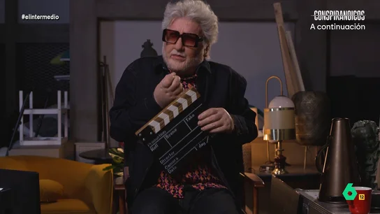 Joaquín Reyes se convierte en Pedro Almodóvar En una nueva entrega de 'Zanguangos', Joaquín Reyes se transforma en Pedro Almodóvar y desvela que siempre quiso dirigir 'Brácula: Condemor II' y recuerda su participación en una campaña de Zapatero: "Ahí sí que me cubrí de dolor y gloria".