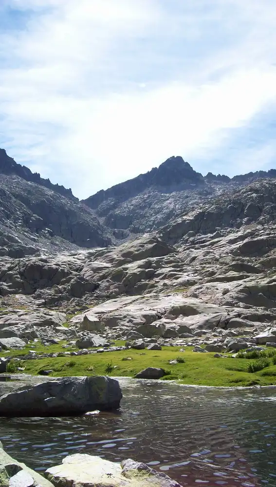 Laguna de Gredos con el Almanzor al fondo Laguna de Gredos con el Almanzor al fondo