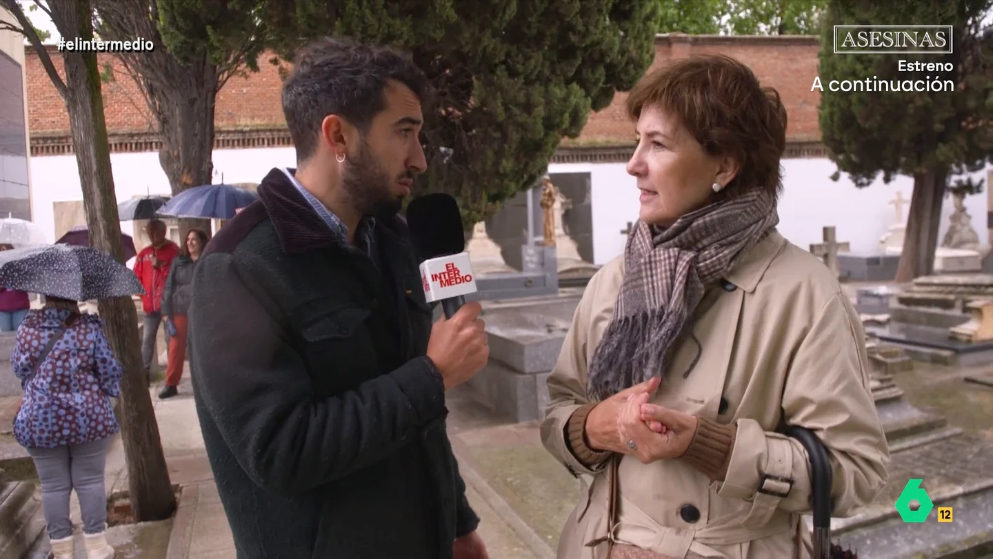 Una mujer, a Isma Juárez en el cementerio: "Una amiga quiere que esparzan sus cenizas en El Corte Inglés" Los tours que recorren los cementerios de las grandes ciudades cada vez son más populares. Isma Juárez se ha unido a una de estas visitas para conocer qué lleva a la gente a participar en ellas.