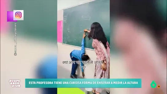 Una profesora de India se vuelve viral gracias a su curiosa técnica para enseñar a medir la altura La docente muestra una alternativa para mostrar a sus alumnos cómo pueden medir su altura. Quique Peinado y María Gómez se han prestado a demostrar que la técnica de la profesora funciona.