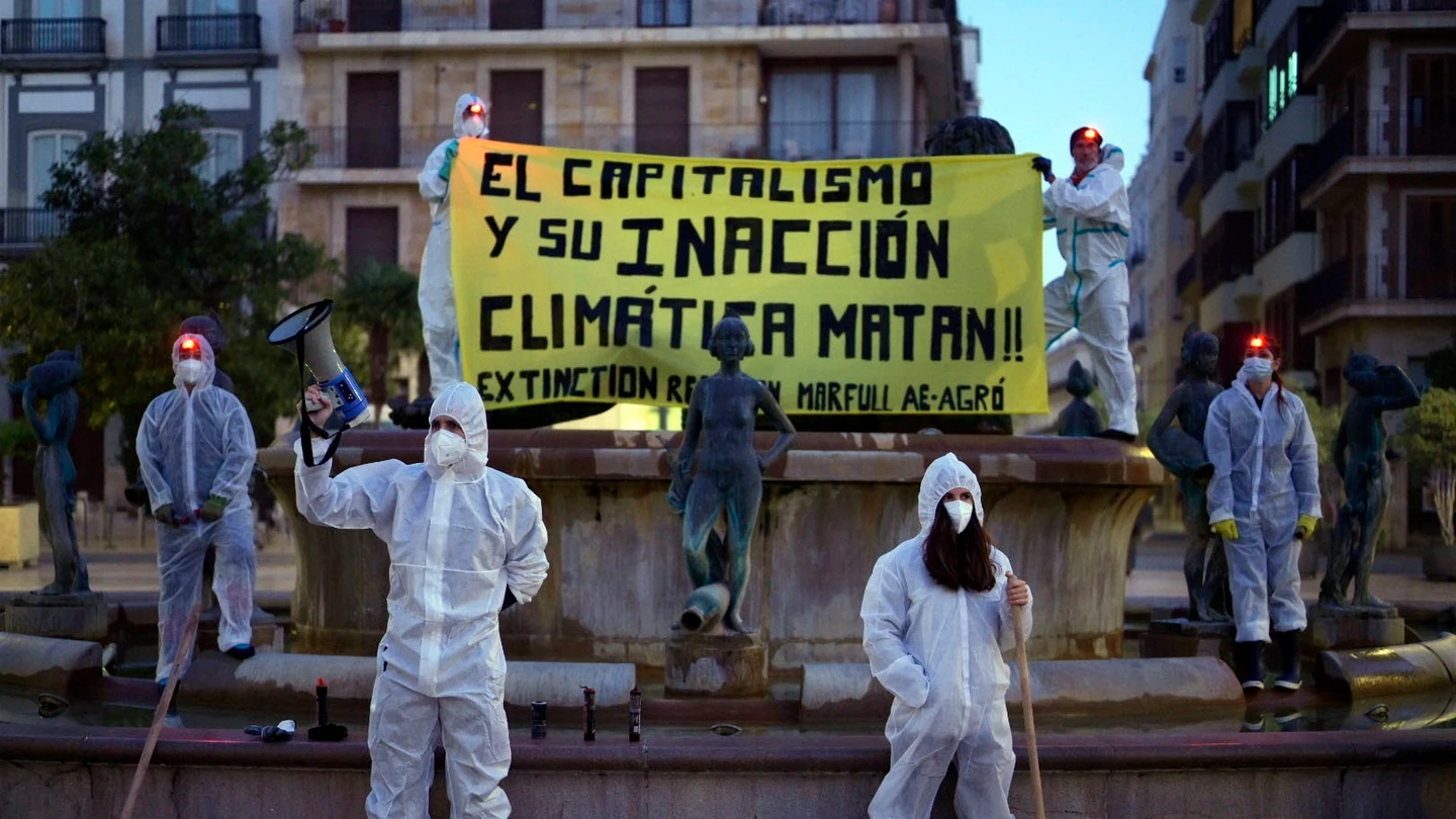 Un grupo de activistas protestan en València contra la inacción climática y la gestión de la DANA Un grupo de activistas protestan en València contra la inacción climática y la gestión de la DANA