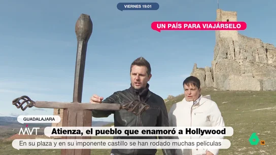 Luis Calero visita Atienza, el pueblo medieval que enamoró a Hollywood Luis Calero visita en este vídeo Atienza, un pueblo medieval lleno de encanto donde descubre su espectacular plaza del Mercado, su castillo y la espada de 'Juego de Tronos' que se encuentra a los pies de la fortaleza.