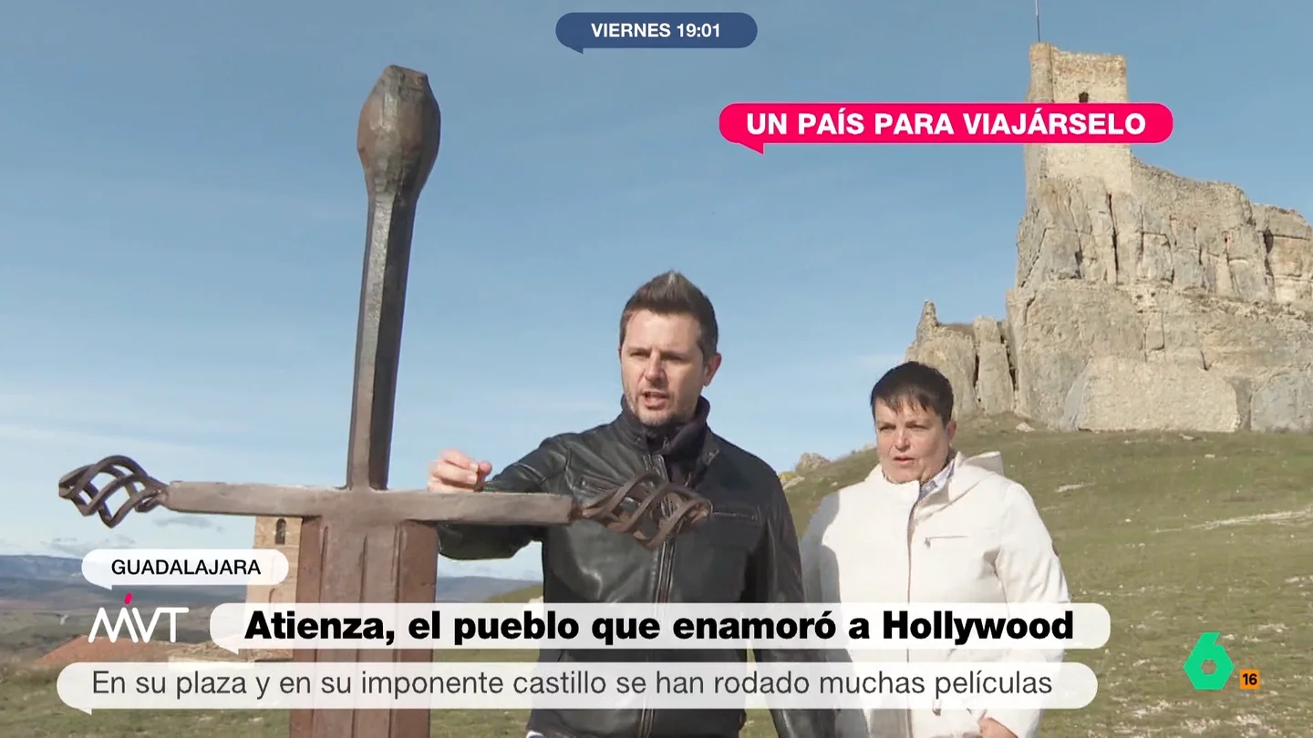 Luis Calero visita Atienza, el pueblo medieval que enamoró a Hollywood Luis Calero visita en este vídeo Atienza, un pueblo medieval lleno de encanto donde descubre su espectacular plaza del Mercado, su castillo y la espada de 'Juego de Tronos' que se encuentra a los pies de la fortaleza.