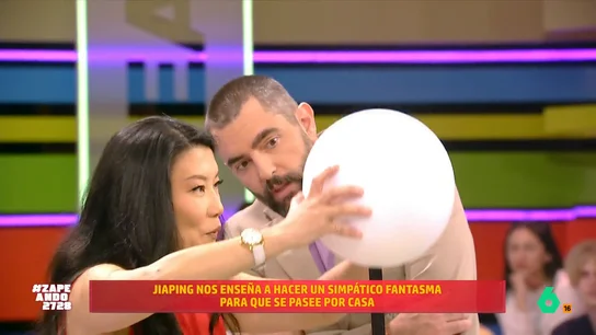 Jiaping enseña cómo hacer un divertido fantasma para que los niños no se aburran La colaboradora de Zapeando vuelve al programa con sus consejos y trucos. En esta ocasión, Jiaping piensa en los más pequeños y propone una curiosa actividad que seguro que les mantendrá muy entretenidos.