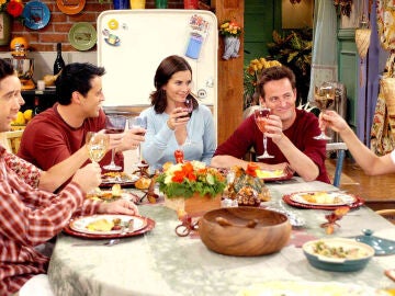 Los protagonistas de Friends celebrando Acci&oacute;n de Gracias en un episodio de la serie