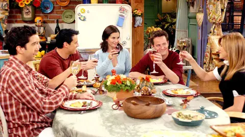 Los protagonistas de Friends celebrando Acción de Gracias en un episodio de la serie Los protagonistas de Friends celebrando Acción de Gracias en un episodio de la serie