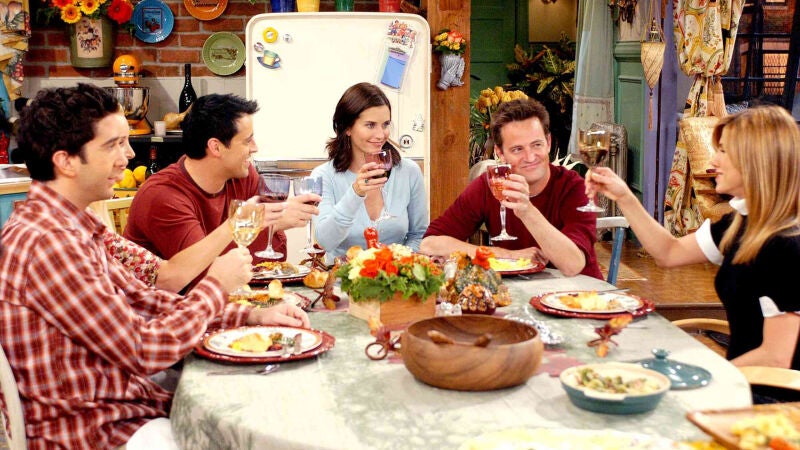 ¿Qué es el Friendsgiving? El plan alternativo de Acción de Gracias que cada vez celebra más gente