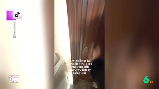 Una perra abre la puerta a sus dueños después de que dejen las llaves dentro: "De algo tenía que servir" Dos personas se enfrentan a ese momento en que te dejas las llaves dentro de casa. En este vídeo, descubren que tienen "una hija muyyyyy lista (y escapista)" y, además, de cuatro patas, que es capaz de abrirles la puerta.