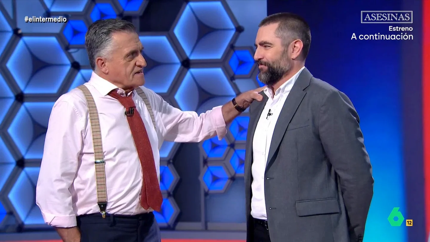 Dani Mateo recuerda a Wyoming su lapsus subido de tono: "Igual deberías leerte antes los guiones o darte una ducha fría" El presentador confundió una palabra en pleno directo de El Intermedio. El lapsus provocó que tanto él como todo el público comenzarán a reír ante su 'picante' confusión.