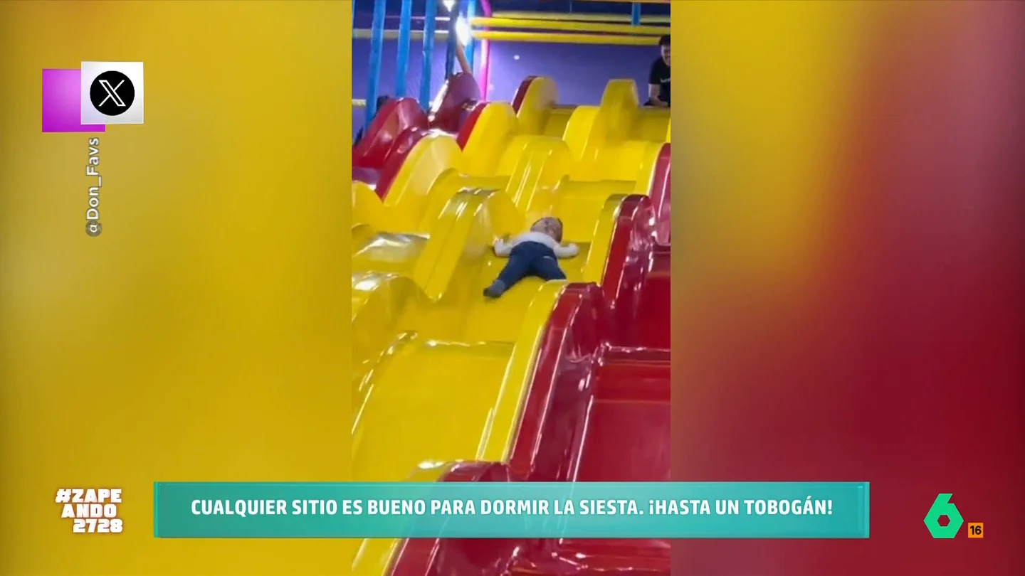 Un niño se hace viral después de quedarse dormido mientras baja por un tobogán El niño termina despertándose justo al llegar al final de su 'viaje' como si nada hubiera pasado. No te pierdas este y otros virales protagonizados por gente con mucho sueño.