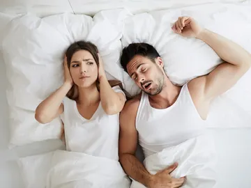 Una mujer no puede dormir con los ronquidos de su novio en casa Una mujer no puede dormir con los ronquidos de su novio en casa