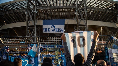 Aficionados del Nápoles en un homenaje al futbolista en el estadio Diego Armando Maradona