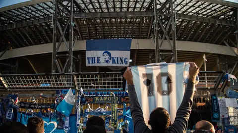 Aficionados del Nápoles en un homenaje al futbolista en el estadio Diego Armando Maradona Aficionados del Nápoles en un homenaje al futbolista en el estadio Diego Armando Maradona
