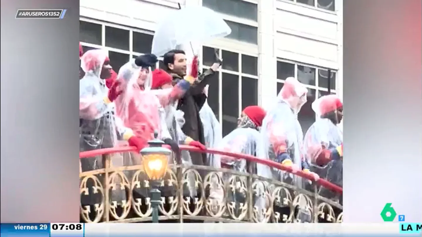 Sebastián Yatra brilla en el desfile de Acción de Gracias de Nueva York cantando 'Santa Claus Is Comin' to Town' Sebastián Yatra brilla en el desfile de Acción de Gracias de Nueva York cantando 'Santa Claus Is Comin' to Town'