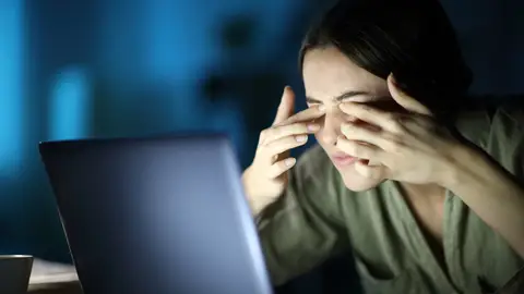 Ojos cansados por las pantallas Ojos cansados por las pantallas