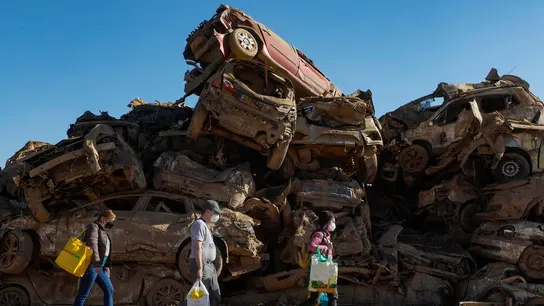 Cementerio de vehículos en las afueras de Picassent. Cementerio de vehículos en las afueras de Picassent.