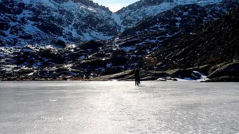 Laguna Grande de Gredos helada Laguna Grande de Gredos helada
