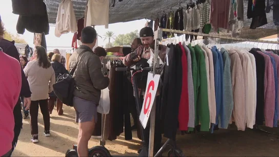 Mercadillo en Black Friday Puesto de mercadillo con descuentos del Black Friday