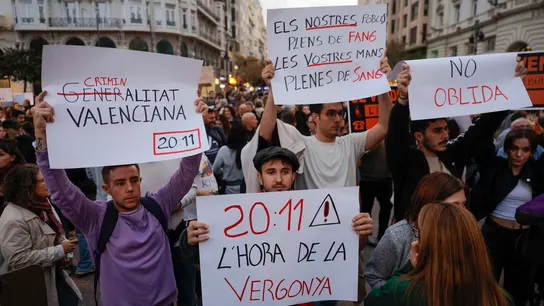 Miles de manifestantes protestan en Valencia contra Carlos Mazón Miles de manifestantes protestan en Valencia contra Carlos Mazón