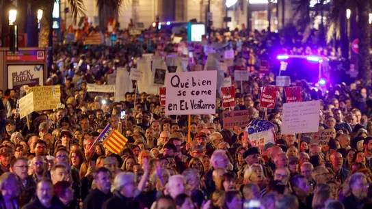 Miles de manifestantes protestan en Valencia contra Carlos Mazón Miles de manifestantes protestan en Valencia contra Carlos Mazón