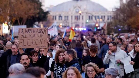 Miles de manifestantes protestan en Valencia contra Carlos Mazón Miles de manifestantes protestan en Valencia contra Carlos Mazón