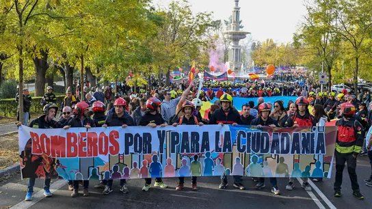 Miles de bomberos de toda España se manifiestan para denunciar la "descoordinación" en tragedias como la DANA Miles de bomberos de toda España se manifiestan para denunciar la "descoordinación" en tragedias como la DANA
