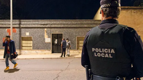 Efectivos policiales cerca del lugar del crimen Efectivos policiales cerca del lugar del crimen