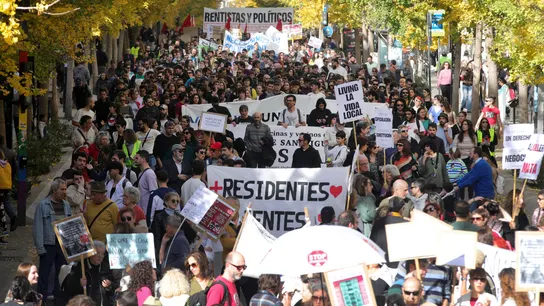 Vista de la Manifestación del Movimiento de Vivienda de Granada con el lema 'No al negocio de la vivienda' por las calles céntricas de Granada Vista de la Manifestación del Movimiento de Vivienda de Granada con el lema 'No al negocio de la vivienda' por las calles céntricas de Granada