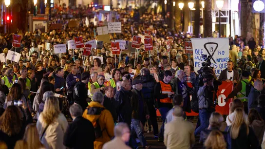 Miles de manifestantes protestan en Valencia contra Carlos Mazón Miles de manifestantes protestan en Valencia contra Carlos Mazón