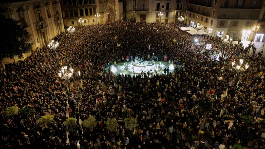 Miles de manifestantes protestan contra Carlos Mazón en Valencia Miles de manifestantes protestan contra Carlos Mazón en Valencia