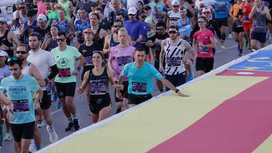 Un corredor toca la bandera valencia al comienzo de la cuadragésima cuarta edición de la Maratón Valencia Trinidad Alfonso celebrada este domingo Un corredor toca la bandera valencia al comienzo de la cuadragésima cuarta edición de la Maratón Valencia Trinidad Alfonso celebrada este domingo