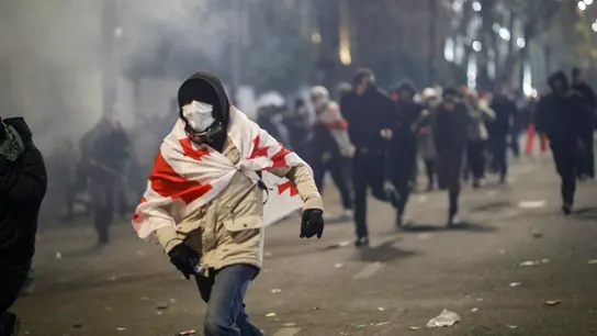 Brutales cargas de la Policía de Georgia con gases lacrimógenos y cañones de agua en la tercera noche de protestas en Tiflis Brutales cargas de la Policía de Georgia con gases lacrimógenos y cañones de agua en la tercera noche de protestas en Tiflis