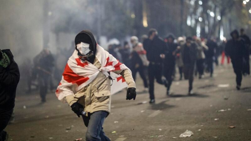 Brutales cargas de la Policía de Georgia con gases lacrimógenos y cañones de agua en la tercera noche de protestas en Tiflis