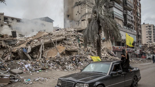 Un simpatizante de Hizbulá pasa por una zona del sur del Beirut atacada por Israel, en una imagen de archivo. Un simpatizante de Hizbulá pasa por una zona del sur del Beirut atacada por Israel, en una imagen de archivo.