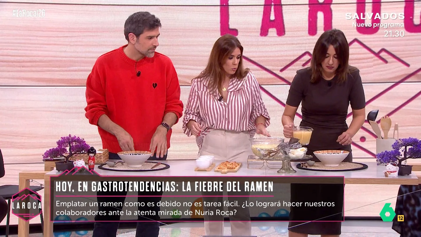 "Cómo se nota que no está Juan del Val": el duelo definitivo entre Sara Ramos y Nacho García para ver quién hace el mejor ramen "Cómo se nota que no está Juan del Val": el duelo definitivo entre Sara Ramos y Nacho García para ver quién hace el mejor ramen