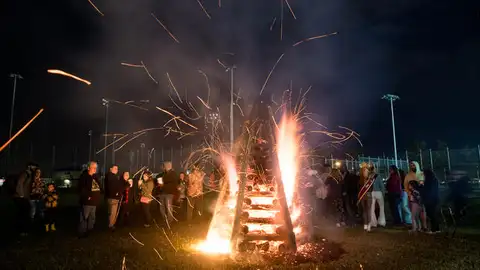 Hogueras en los diques del Misisipi Hogueras en los diques del Misisipi