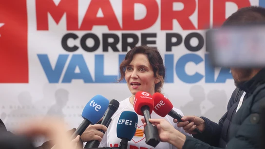La presidenta de la Comunidad de Madrid, Isabel Díaz Ayuso, atiende a los medios este domingo.  La presidenta de la Comunidad de Madrid, Isabel Díaz Ayuso, atiende a los medios este domingo.