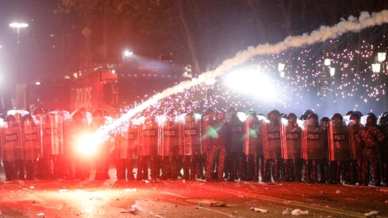 La Policía emplea cañones de agua en la protesta de Georgia La Policía emplea cañones de agua en la protesta de Georgia