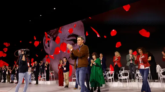 El presidente del Gobierno, Pedro Sánchez y la vicesecretaria general del PSOE y ministra de Hacienda, María Jesús Montero durante el Congreso Federal del PSOE reunido en Sevilla este domingo. El presidente del Gobierno, Pedro Sánchez y la vicesecretaria general del PSOE y ministra de Hacienda, María Jesús Montero durante el Congreso Federal del PSOE reunido en Sevilla este domingo.
