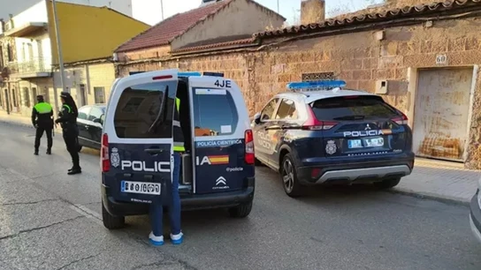 Vehículos policiales junto a la vivienda donde ha fallecido el menor Vehículos policiales junto a la vivienda donde ha fallecido el menor