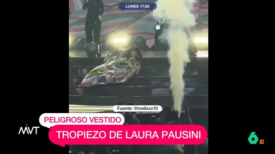Iñaki López reacciona a la caída de Laura Pausini durante su concierto: "Eso a Rocío Jurado no le pasaba" "Es que hay que saber manejar la bata de cola", comenta con ironía Iñaki López tras ver en este vídeo la caída de Laura Pausini durante su concierto en Milán y después de saber que la cantante está bien y todo quedó en un susto.