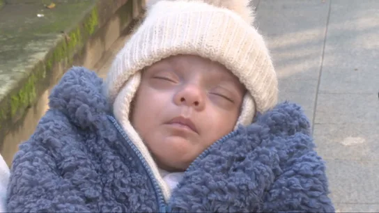 El milagro de Abraham: sobrevivir tras nacer pesando 393 gramos El pequeño Abraham junto a sus padres
