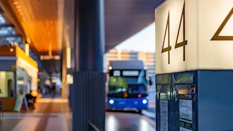 Autobús en Plaza de Castilla en Madrid Autobús en Plaza de Castilla en Madrid