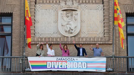 Imagen de archivo de la pancarta ‘Zaragoza es diversidad’ en el balcón principal del Ayuntamiento de la ciudad. Imagen de archivo de la pancarta ‘Zaragoza es diversidad’ en el balcón principal del Ayuntamiento de la ciudad.