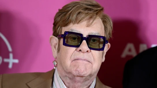 Elton John en una alfombra roja. Elton John en una alfombra roja.
