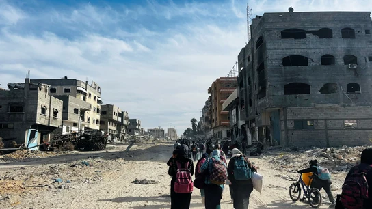 Palestinos huyen durante una operación militar israelí, en Beit Lahiya, en el norte de la Franja de Gaza, el pasado 17 de noviembre de 2024. Palestinos huyen durante una operación militar israelí, en Beit Lahiya, en el norte de la Franja de Gaza, el pasado 17 de noviembre de 2024.