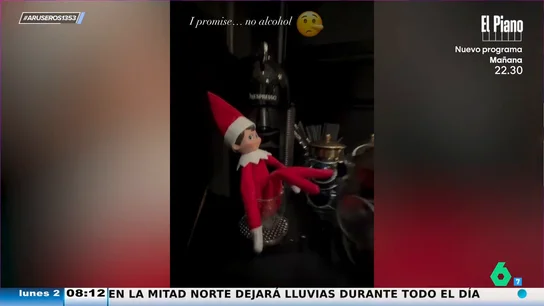 Las divertidas imágenes de David Bekcham jugando con el duende travieso de la Navidad en su casa Las divertidas imágenes de David Bekcham jugando con el duende travieso de la Navidad en su casa